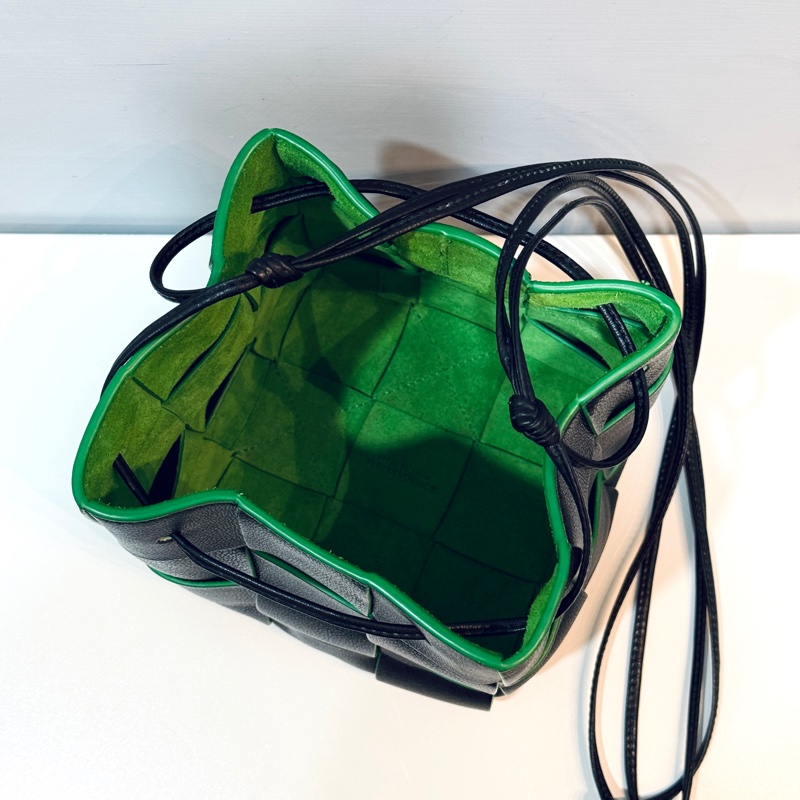 BOTTEGA VENETA Cassette大格編織水桶斜背包 經典撞色-1