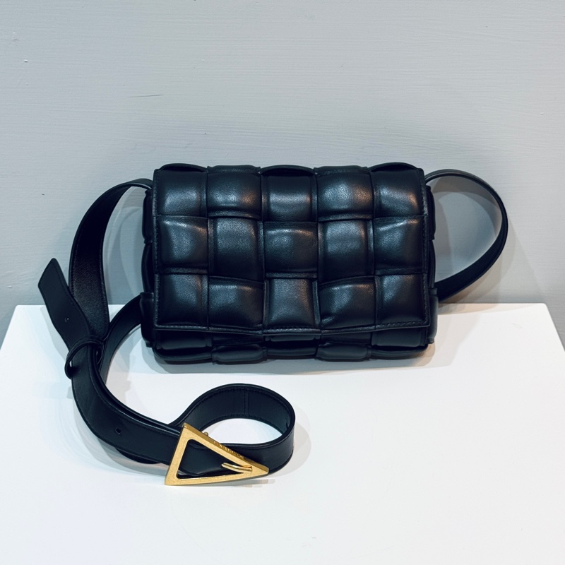BV Padded Cassette 格紋編織 小羊皮 斜背枕頭包 黑色-0