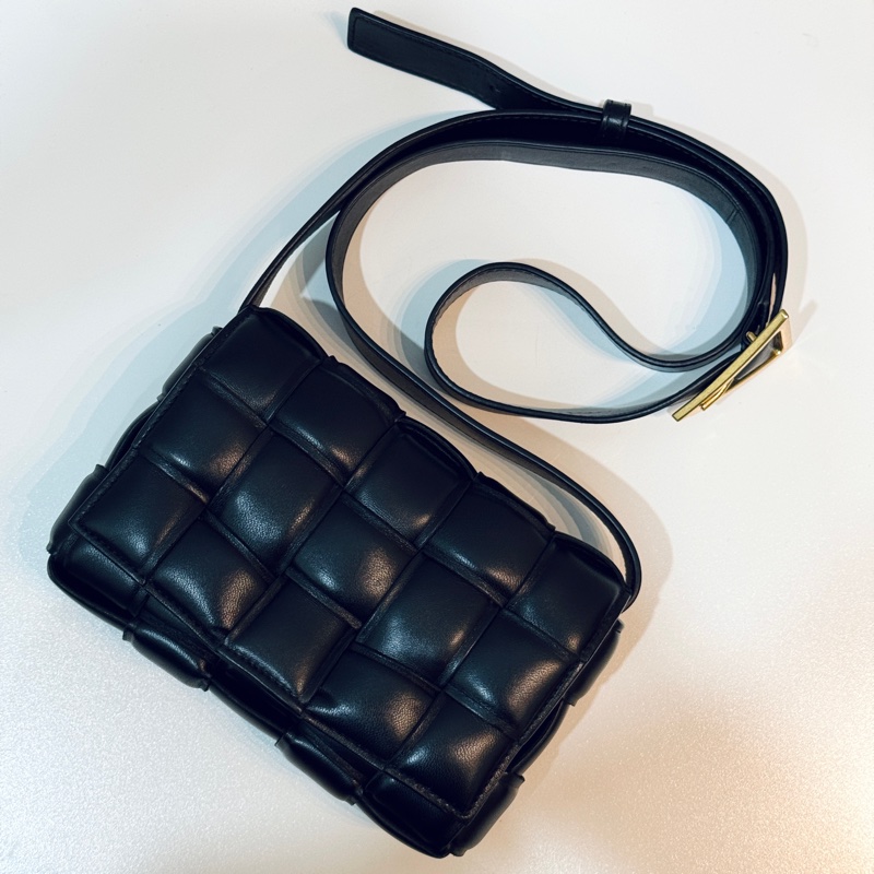 BV Padded Cassette 格紋編織 小羊皮 斜背枕頭包 黑色-1
