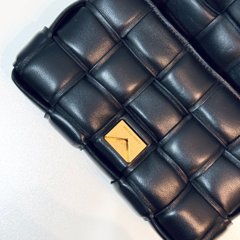 BV Padded Cassette 格紋編織 小羊皮 斜背枕頭包 黑色-3