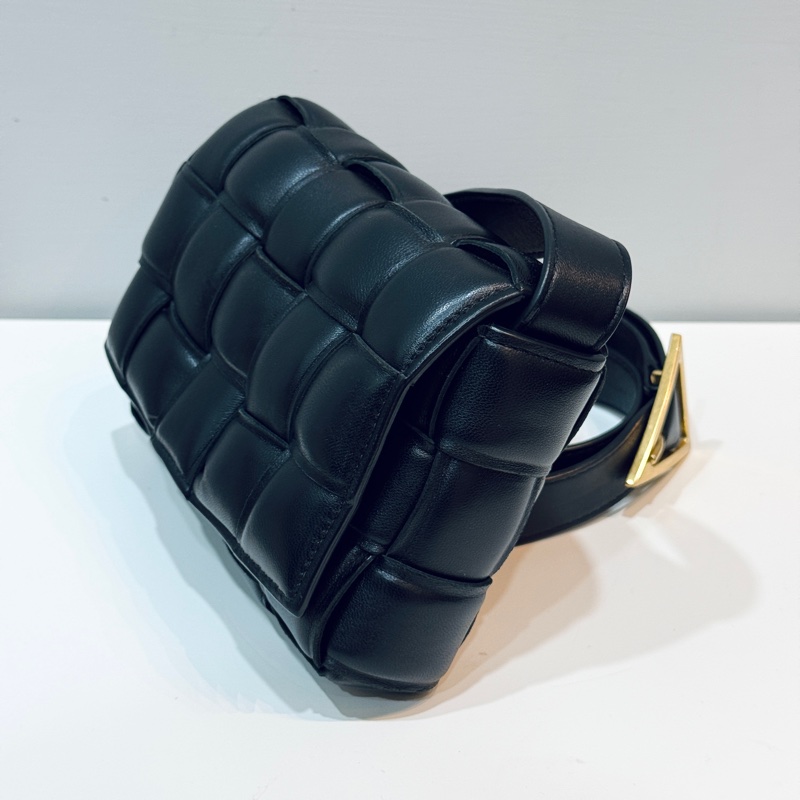 BV Padded Cassette 格紋編織 小羊皮 斜背枕頭包 黑色-5