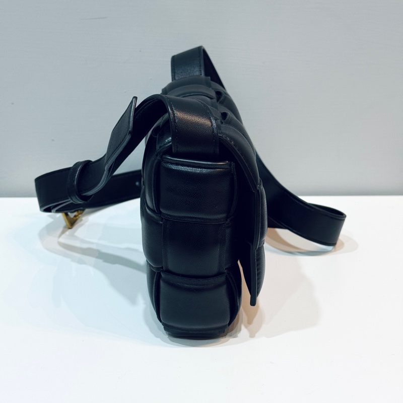 BV Padded Cassette 格紋編織 小羊皮 斜背枕頭包 黑色-6