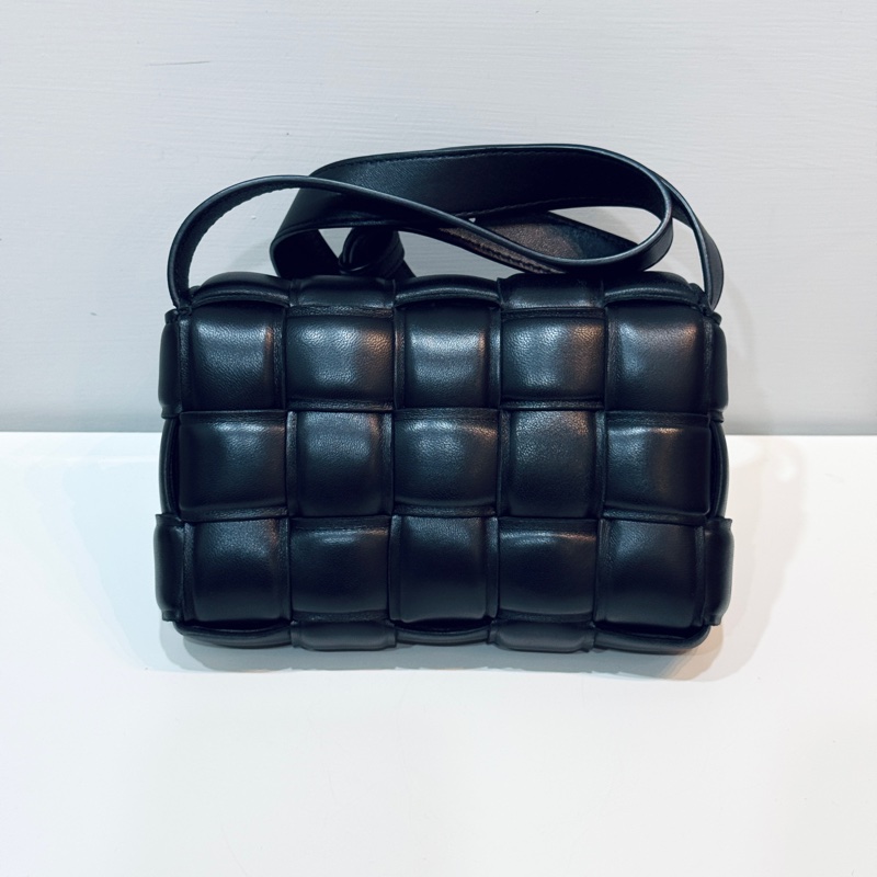 BV Padded Cassette 格紋編織 小羊皮 斜背枕頭包 黑色-7