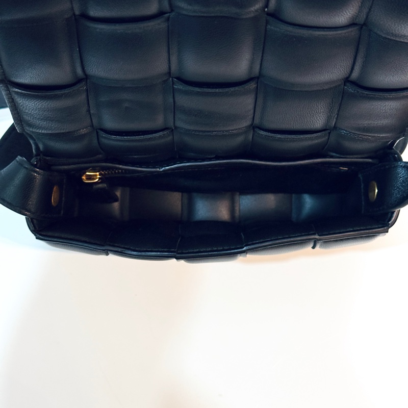 BV Padded Cassette 格紋編織 小羊皮 斜背枕頭包 黑色-8