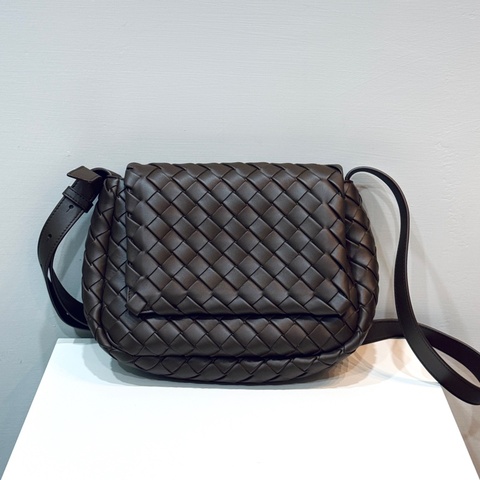 BV 織紋皮革 Small Cobble Messenger肩背 棕色