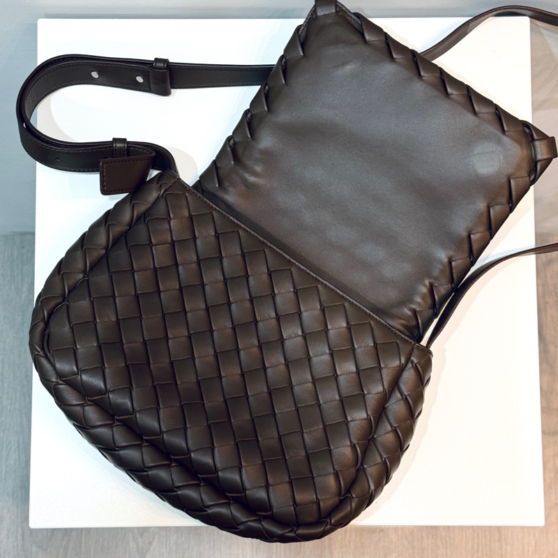 BV 織紋皮革 Small Cobble Messenger肩背 棕色-1