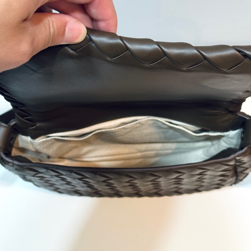 BV 織紋皮革 Small Cobble Messenger肩背 棕色-2