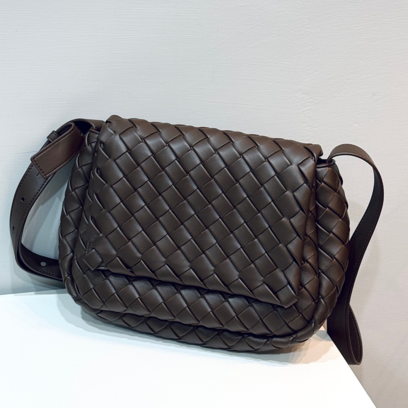 BV 織紋皮革 Small Cobble Messenger肩背 棕色-4