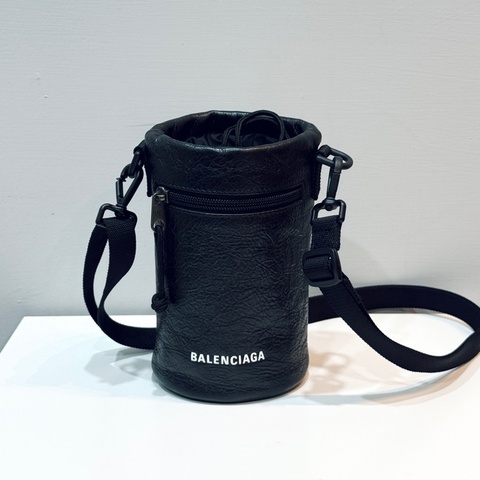 BALENCIAGA 巴黎世家 經典品牌LOGO質感小羊皮束口斜背水壺袋/水桶包(黑)