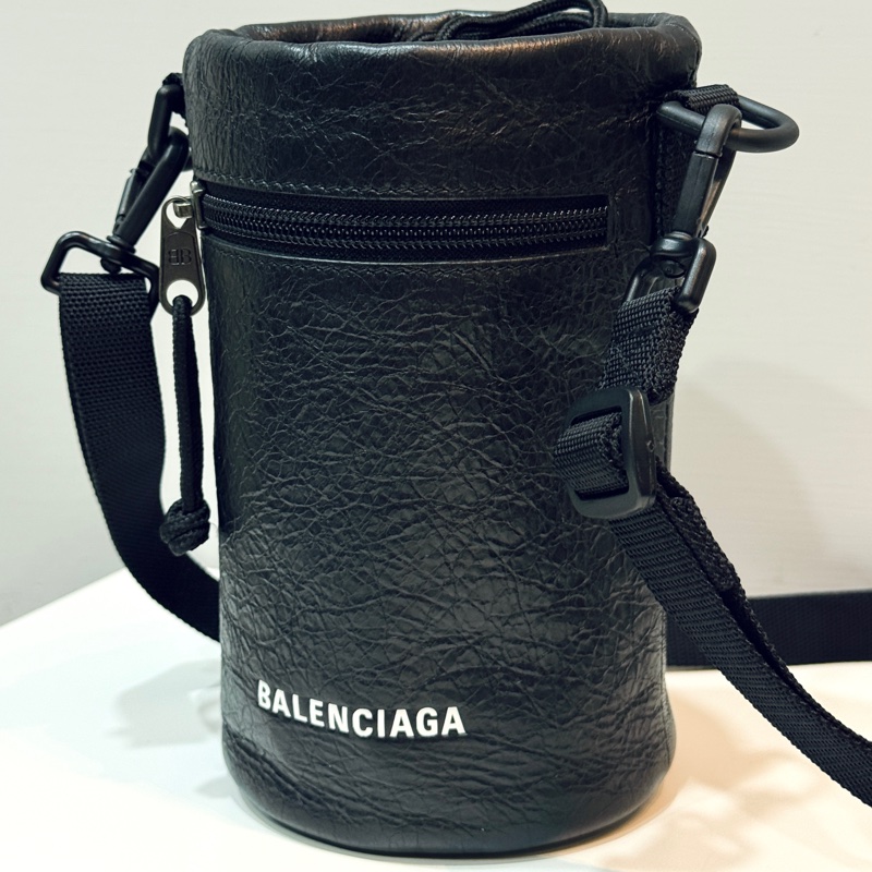 BALENCIAGA 巴黎世家 經典品牌LOGO質感小羊皮束口斜背水壺袋/水桶包(黑)-1