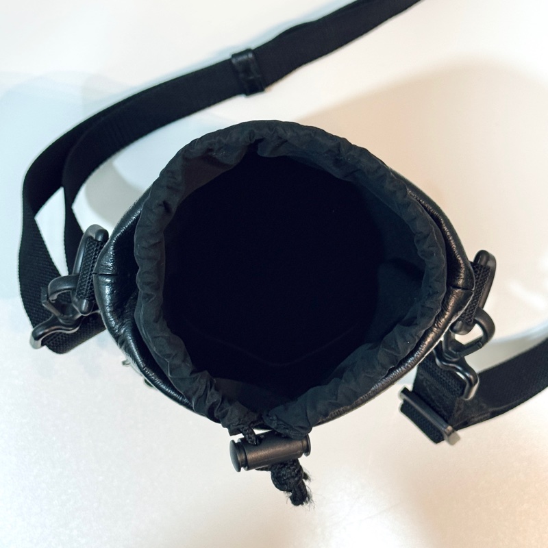 BALENCIAGA 巴黎世家 經典品牌LOGO質感小羊皮束口斜背水壺袋/水桶包(黑)-2