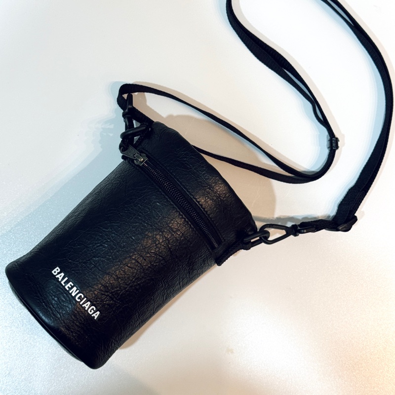 BALENCIAGA 巴黎世家 經典品牌LOGO質感小羊皮束口斜背水壺袋/水桶包(黑)-3