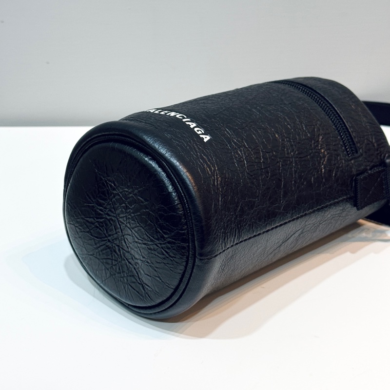 BALENCIAGA 巴黎世家 經典品牌LOGO質感小羊皮束口斜背水壺袋/水桶包(黑)-4