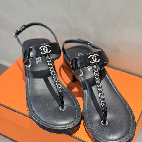 Chanel 皮穿鏈銀色CC logo 低跟涼鞋🖤