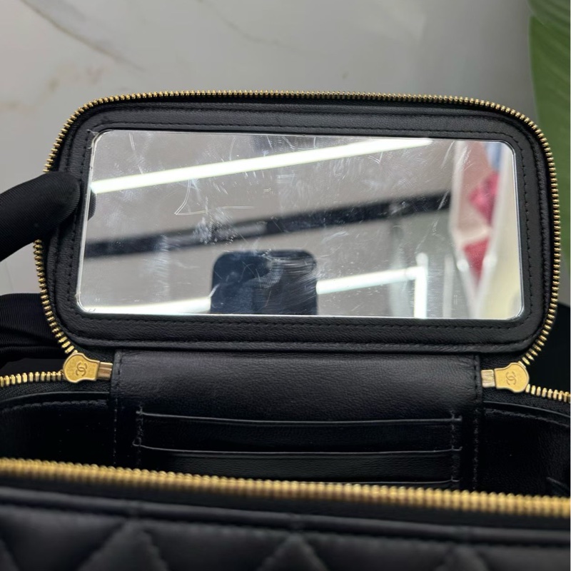 Chanel香奈兒黑色芯片款菱格紋長盒子包22k 22年的票 經典款帶鏡子 雙c鏈條更別緻 底部雙C大logo，尺寸16x8x10cm-4