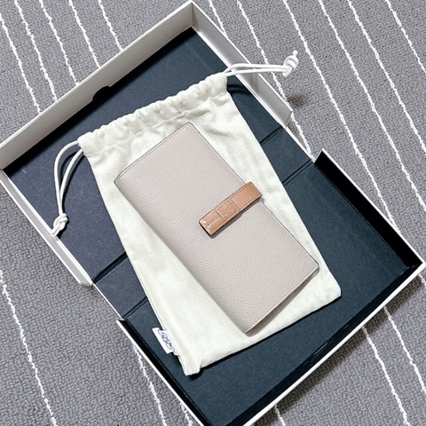 LOEWE 荔枝皮卡其色長夾