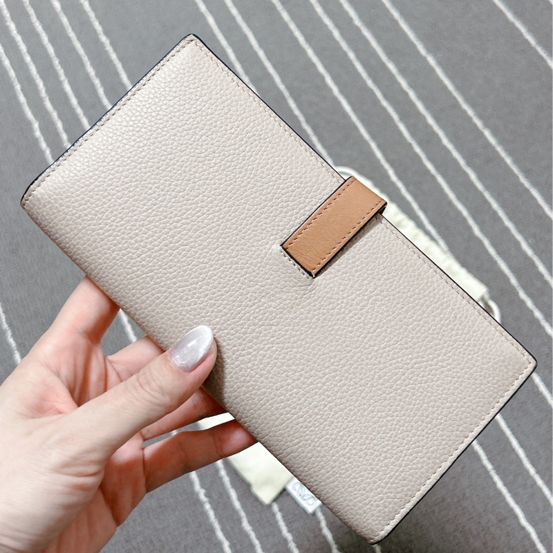 LOEWE 荔枝皮卡其色長夾-2
