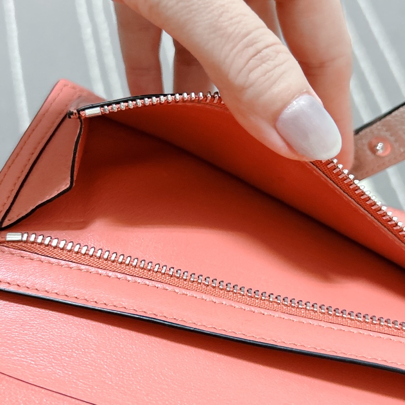 LOEWE 荔枝皮卡其色長夾-21