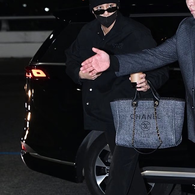 #近新閒置 #全配🈶購證 香奈兒海軍藍沙灘包中號 #金旻奎同款🔥-5