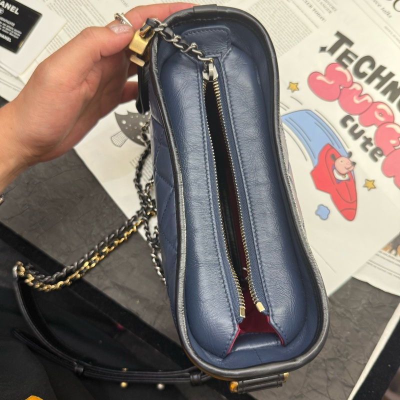 Chanel香奈兒 Gabrielle流浪包小號 藍拼黑菱格紋鏈條包 97新26開有卡-5