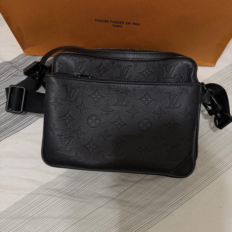 LV Trio 郵差包｜黑色壓紋款-0