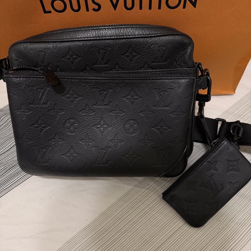 LV Trio 郵差包｜黑色壓紋款-1