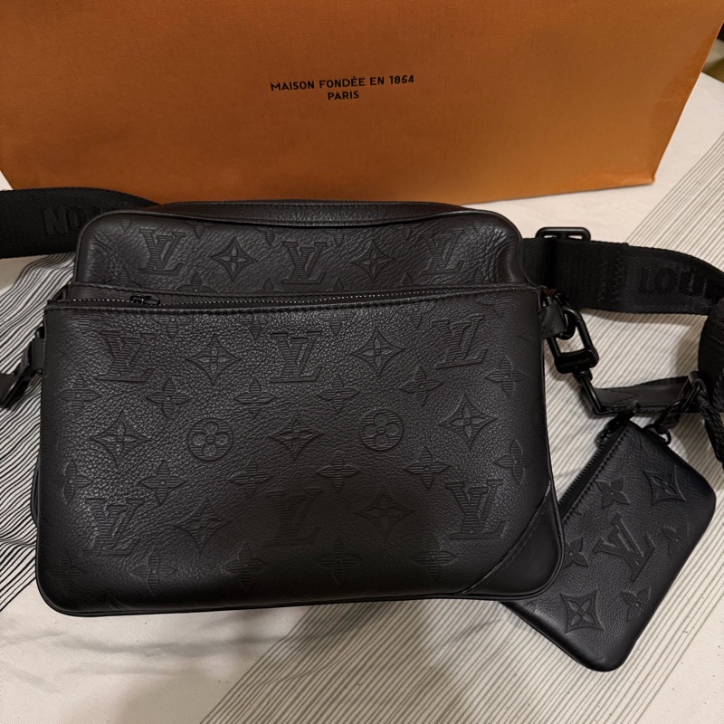 LV Trio 郵差包｜黑色壓紋款-3