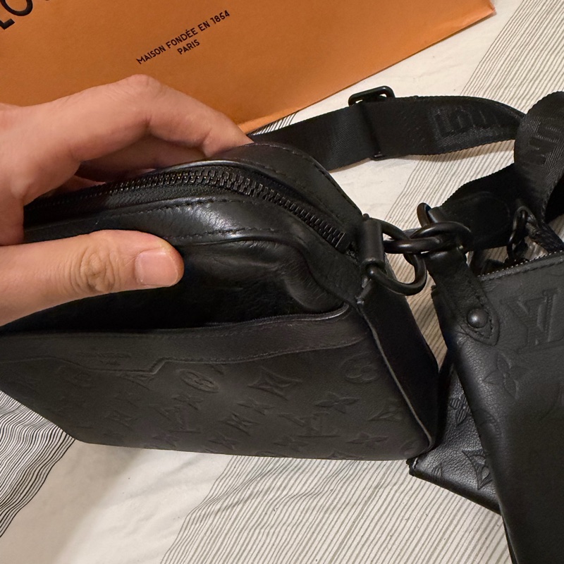 LV Trio 郵差包｜黑色壓紋款-5