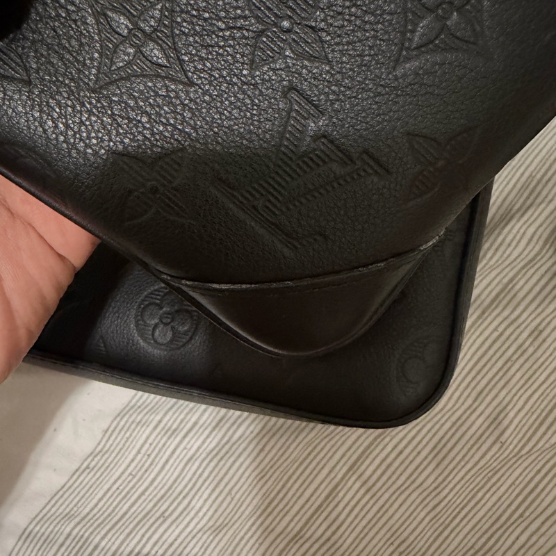 LV Trio 郵差包｜黑色壓紋款-7