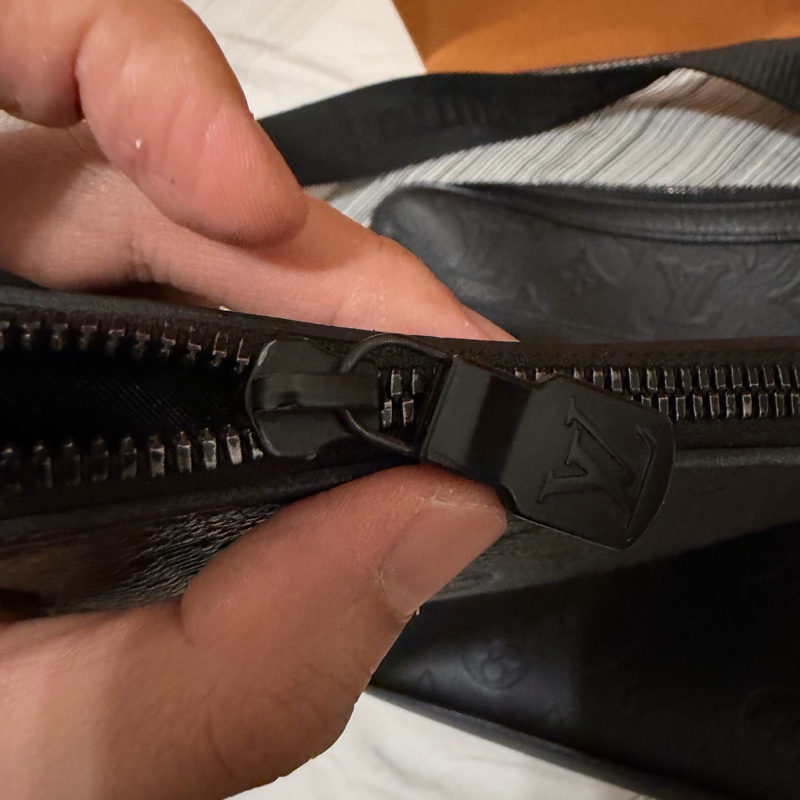 LV Trio 郵差包｜黑色壓紋款-8