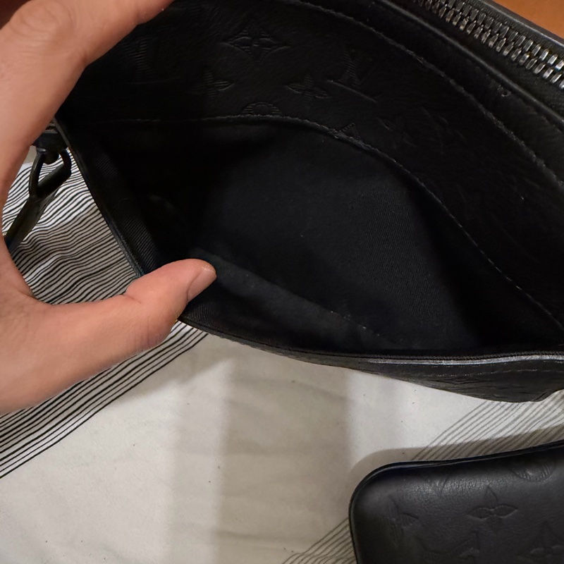 LV Trio 郵差包｜黑色壓紋款-9