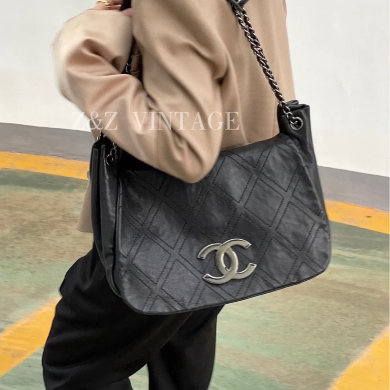 ✨Chanel 黑銀黑皮帆蓋hobo 機場系列 很熱門🖤-0