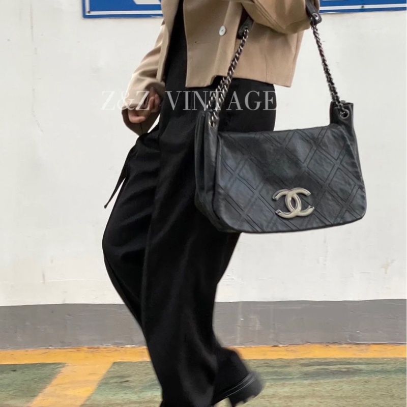 ✨Chanel 黑銀黑皮帆蓋hobo 機場系列 很熱門🖤-1