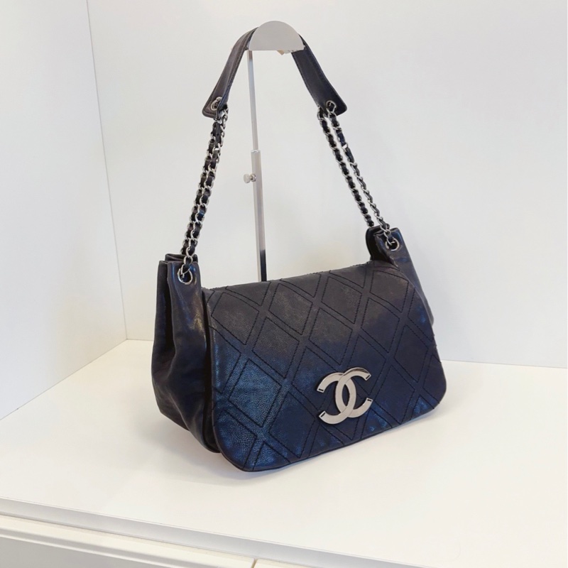 ✨Chanel 黑銀黑皮帆蓋hobo 機場系列 很熱門🖤-4