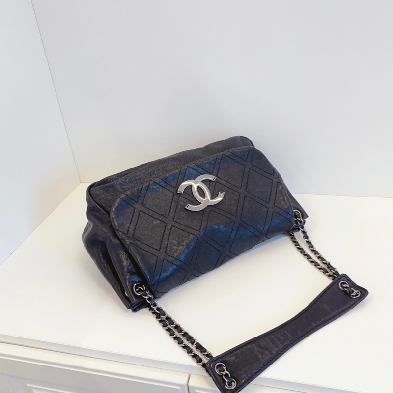 ✨Chanel 黑銀黑皮帆蓋hobo 機場系列 很熱門🖤-6