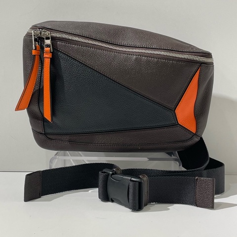 幾乎全新LOEWE羅意威puzzle幾何拼色胸包 烏木/黑/橙三色銀扣 28*20cm。