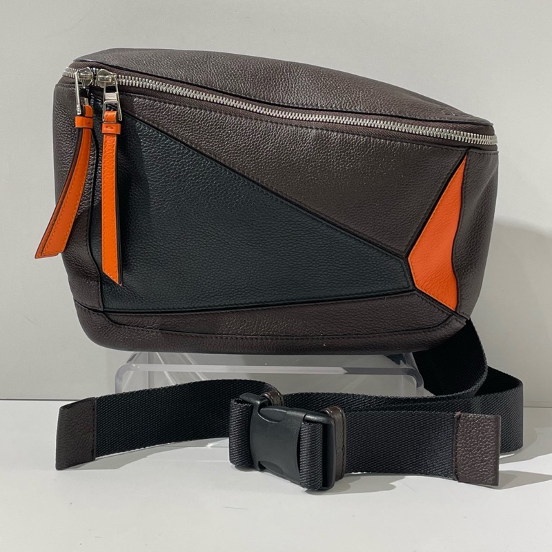幾乎全新LOEWE羅意威puzzle幾何拼色胸包 烏木/黑/橙三色銀扣 28*20cm。-0