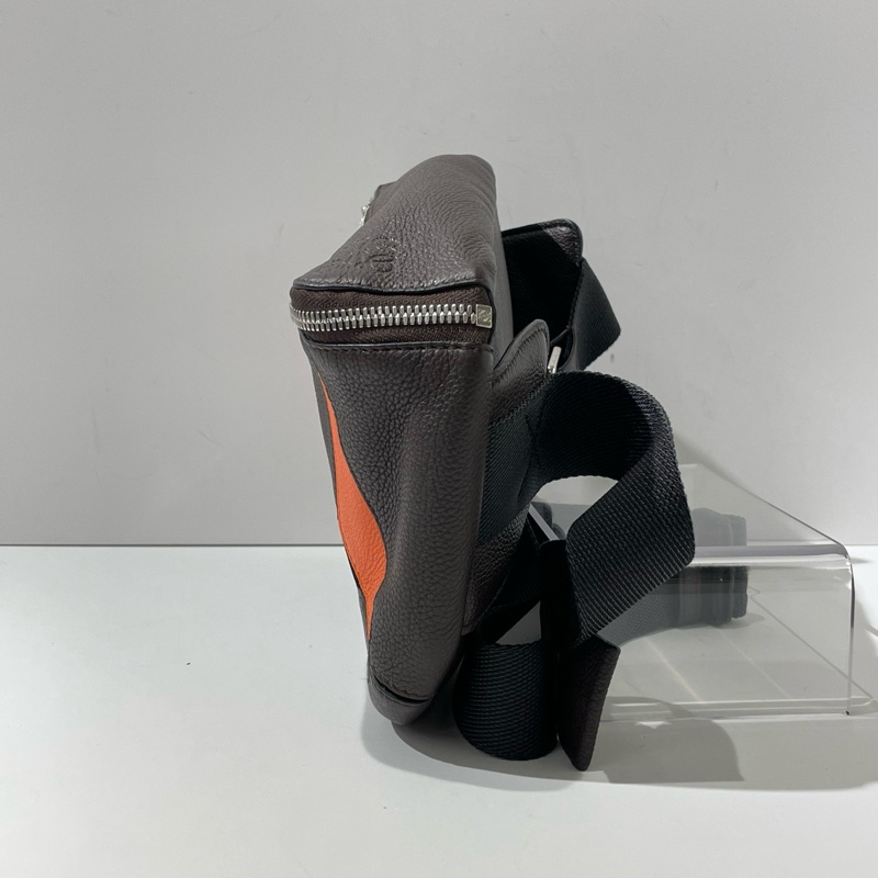 幾乎全新LOEWE羅意威puzzle幾何拼色胸包 烏木/黑/橙三色銀扣 28*20cm。-3