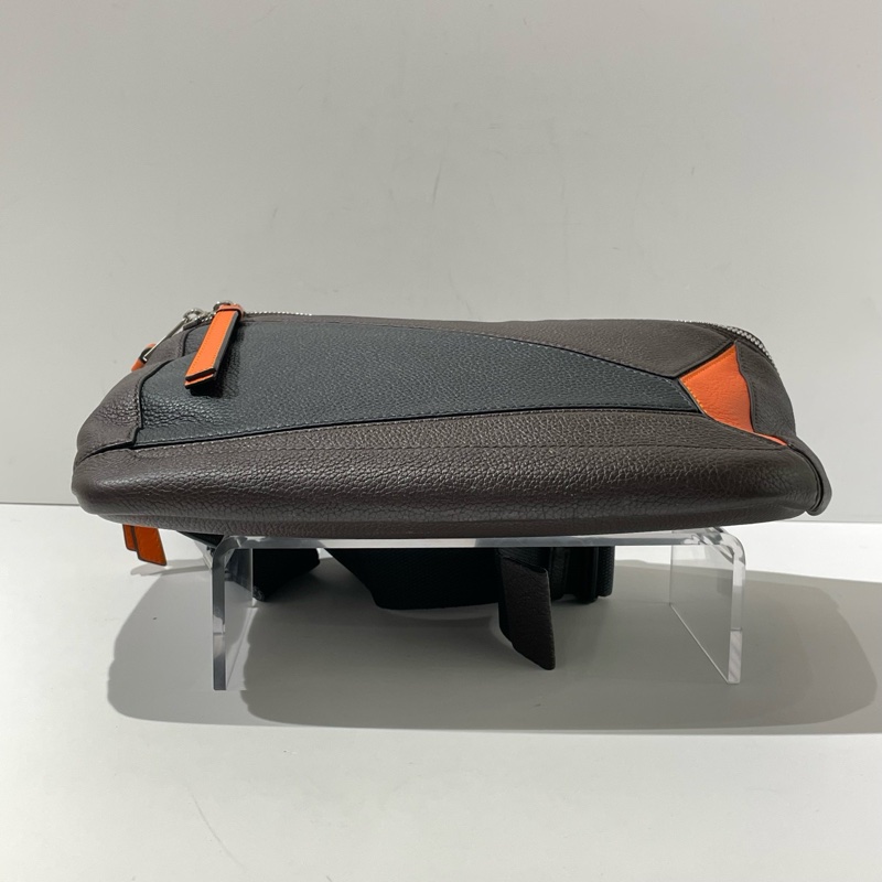 幾乎全新LOEWE羅意威puzzle幾何拼色胸包 烏木/黑/橙三色銀扣 28*20cm。-4