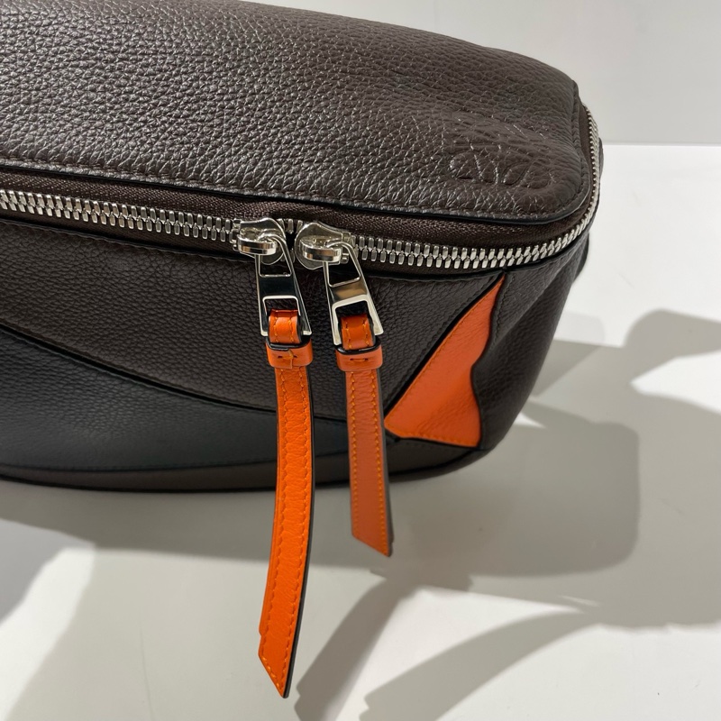 幾乎全新LOEWE羅意威puzzle幾何拼色胸包 烏木/黑/橙三色銀扣 28*20cm。-7