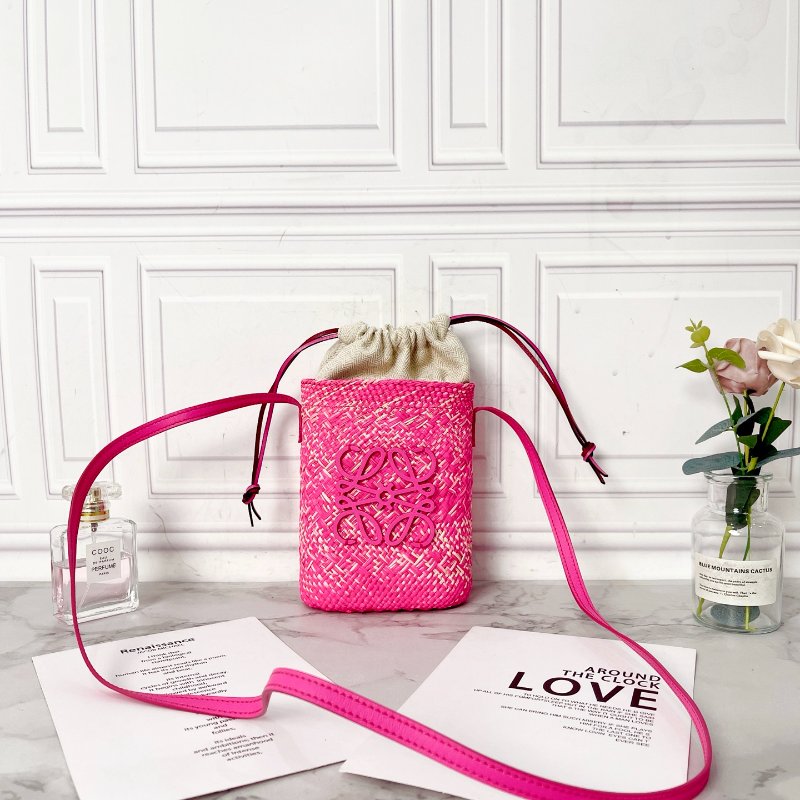 LOEWE Logo桃紅色草編抽繩 手機包 伊拉卡棕櫚拼牛皮材質 14×6×22.5 98新配件塵袋-1