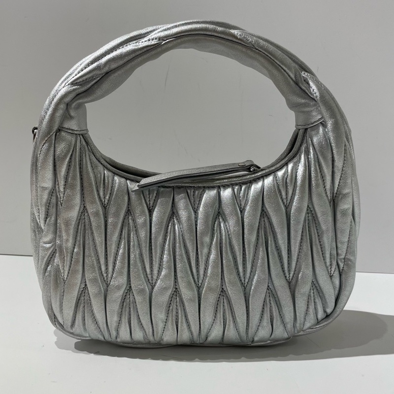 Miumiu繆繆Wander Matelasse銀色褶皺羊皮革Hobo小號手提肩包斜挎包芯片 22*13*6-1