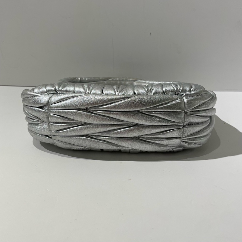 Miumiu繆繆Wander Matelasse銀色褶皺羊皮革Hobo小號手提肩包斜挎包芯片 22*13*6-4