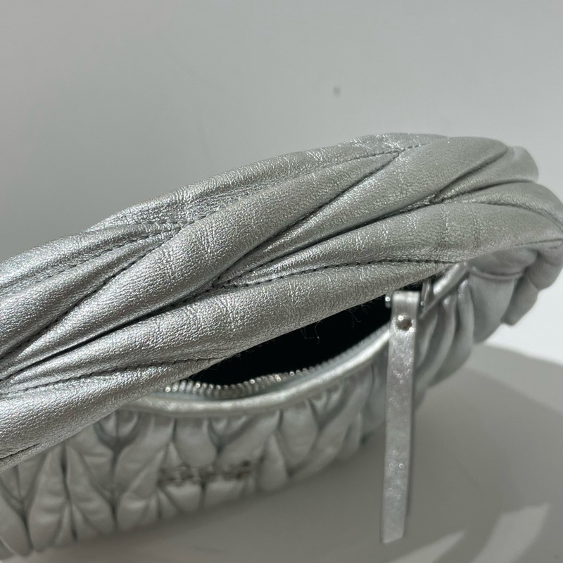 Miumiu繆繆Wander Matelasse銀色褶皺羊皮革Hobo小號手提肩包斜挎包芯片 22*13*6-7