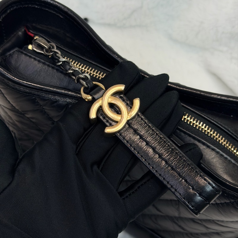 CHANEL Gabrielle Small Size V紋小號黑色流浪包 XC382-24