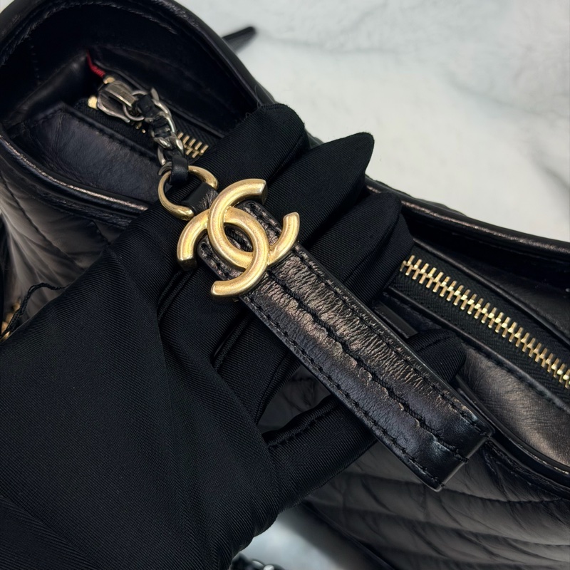 CHANEL Gabrielle Small Size V紋小號黑色流浪包 XC382-25