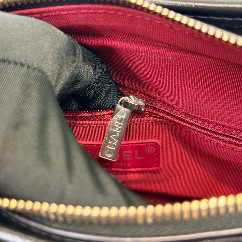 CHANEL Gabrielle Small Size V紋小號黑色流浪包 XC382-31