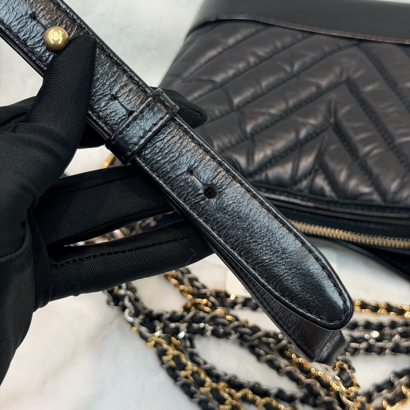 CHANEL Gabrielle Small Size V紋小號黑色流浪包 XC382-37