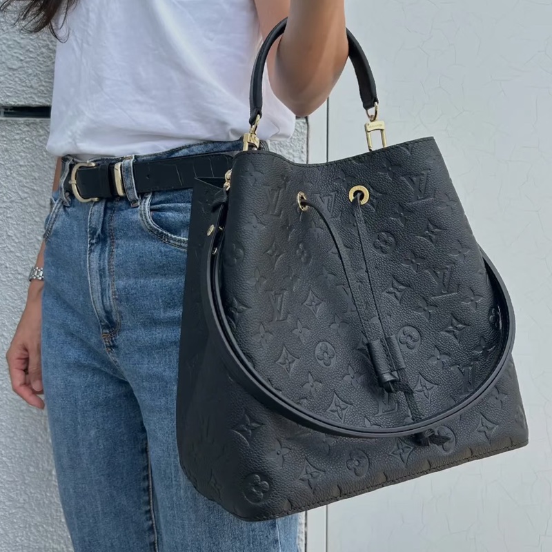 實用百搭款✨超耐用💕Lv路易威登黑色金扣全皮老花壓紋neonoe中號水桶包手提肩背包-0