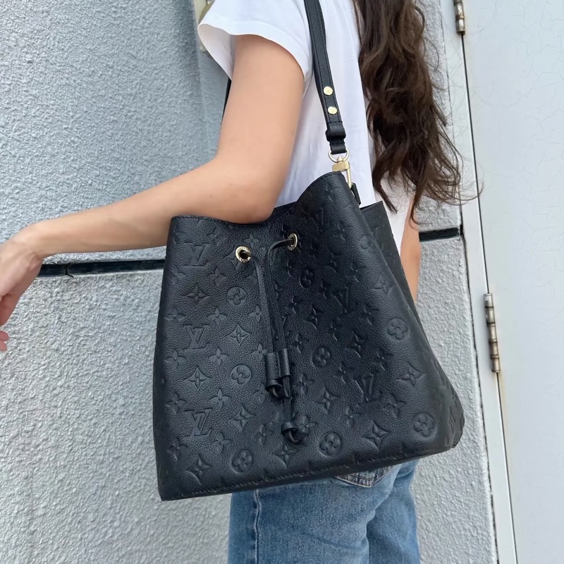 實用百搭款✨超耐用💕Lv路易威登黑色金扣全皮老花壓紋neonoe中號水桶包手提肩背包-1